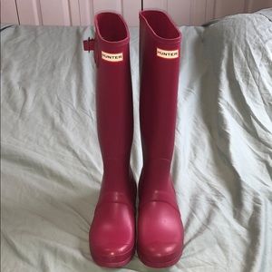 Size 8 Raspberry Slim Fit Tall Hunter Rain Boots